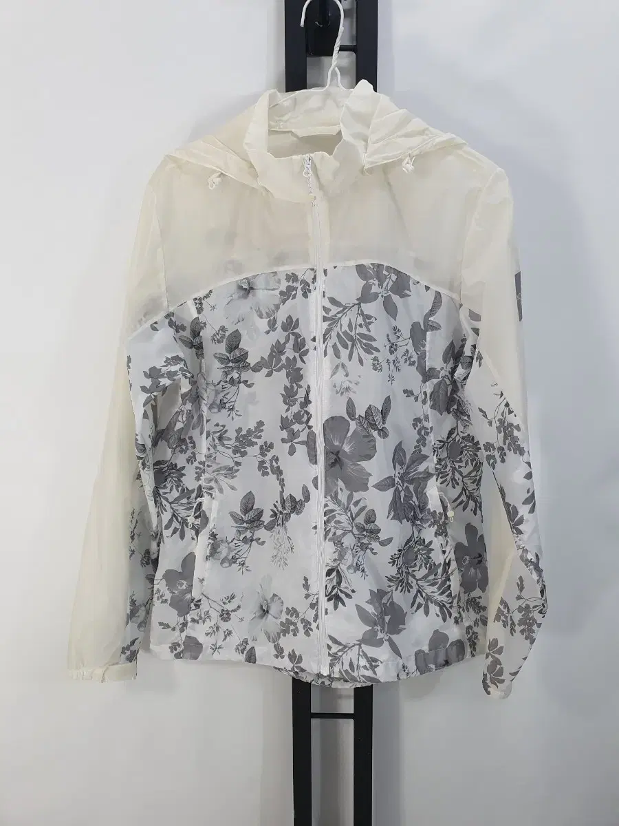 North Face ウインドブレーカーフラワープリントフード付き軽量サマー